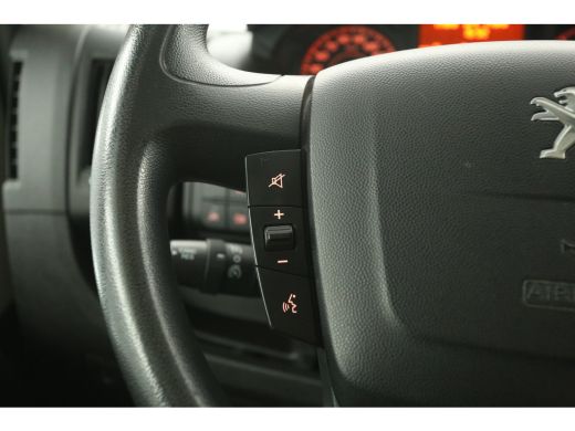 Peugeot Boxer 335 2.0 BlueHDI L2H2 164PK Airco Camera Cruise Navigatie PDC 3 Persoons LED Imperiaal Trekhaak ActivLease financial lease