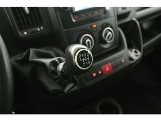 Peugeot Boxer 335 2.0 BlueHDI L2H2 164PK Airco Camera Cruise Navigatie PDC 3 Persoons LED Imperiaal Trekhaak ActivLease financial lease