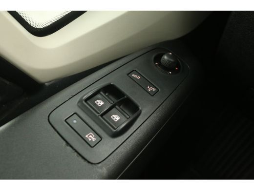 Peugeot Boxer 335 2.0 BlueHDI L2H2 164PK Airco Camera Cruise Navigatie PDC 3 Persoons LED Imperiaal Trekhaak ActivLease financial lease