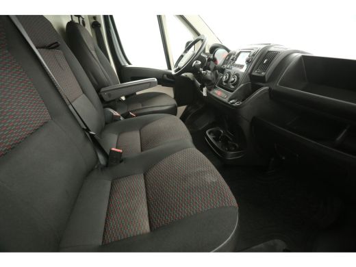 Peugeot Boxer 335 2.0 BlueHDI L2H2 164PK Airco Camera Cruise Navigatie PDC 3 Persoons LED Imperiaal Trekhaak ActivLease financial lease