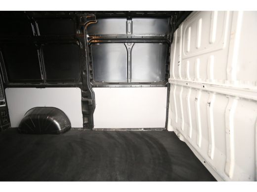 Peugeot Boxer 335 2.0 BlueHDI L2H2 164PK Airco Camera Cruise Navigatie PDC 3 Persoons LED Imperiaal Trekhaak ActivLease financial lease