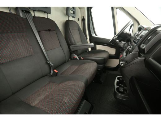 Peugeot Boxer 335 2.0 BlueHDI L2H2 164PK Airco Camera Cruise Navigatie PDC 3 Persoons LED Imperiaal Trekhaak ActivLease financial lease