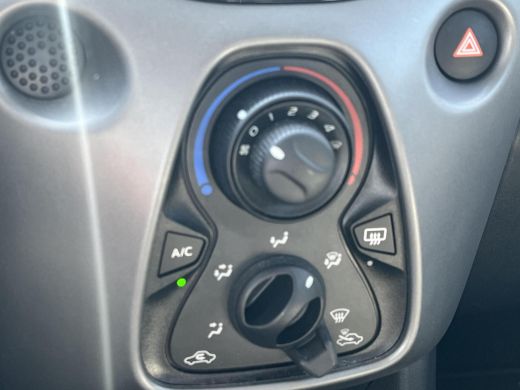 Toyota Aygo 1.0 VVT-i x-play | 5 deurs | Carplay | Airconditioning | Parkeercamera | Elektrische buitenspiege... ActivLease financial lease