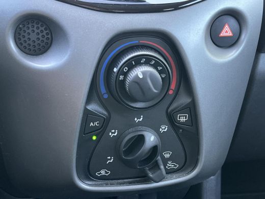 Toyota Aygo 1.0 VVT-i x-play | 5 deurs | Carplay | Airconditioning | Parkeercamera | Elektrische buitenspiege... ActivLease financial lease