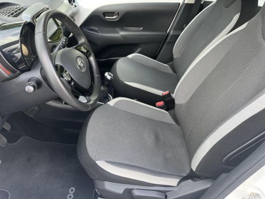 Toyota Aygo 1.0 VVT-i x-play | 5 deurs | Carplay | Airconditioning | Parkeercamera | Elektrische buitenspiege... ActivLease financial lease