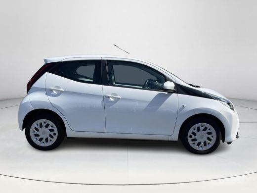 Toyota Aygo 1.0 VVT-i x-play | 5 deurs | Carplay | Airconditioning | Parkeercamera | Elektrische buitenspiege... ActivLease financial lease