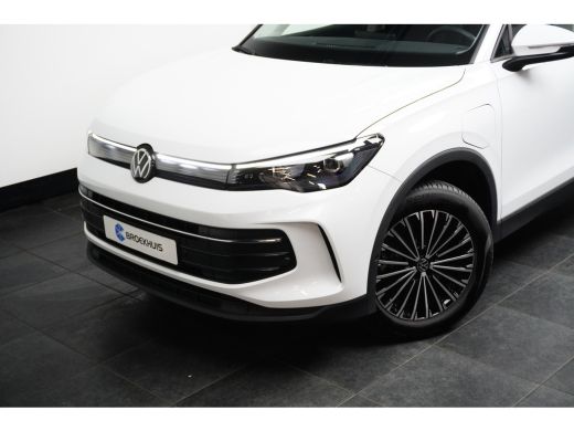 Volkswagen Tiguan 1.5 eHybrid DSG-6 204PK Life Edition | TREKHAAK | AUTO A. KLEP | STUUR + STOELVERW. ActivLease financial lease