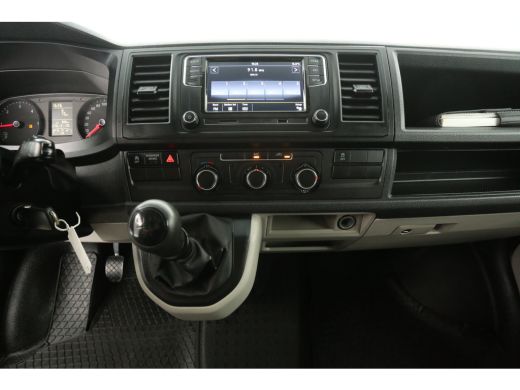 Volkswagen Transporter 2.0 TDI L2H1 Airco Cruise Carplay PDC 3 Persoons 20''LMV Trekhaak Elektrpakket ActivLease financial lease