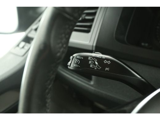 Volkswagen Transporter 2.0 TDI L2H1 Airco Cruise Carplay PDC 3 Persoons 20''LMV Trekhaak Elektrpakket ActivLease financial lease
