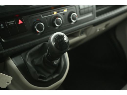Volkswagen Transporter 2.0 TDI L2H1 Airco Cruise Carplay PDC 3 Persoons 20''LMV Trekhaak Elektrpakket ActivLease financial lease