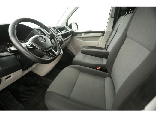 Volkswagen Transporter 2.0 TDI L2H1 Airco Cruise Carplay PDC 3 Persoons 20''LMV Trekhaak Elektrpakket ActivLease financial lease