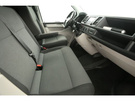 Volkswagen Transporter 2.0 TDI L2H1 Airco Cruise Carplay PDC 3 Persoons 20''LMV Trekhaak Elektrpakket ActivLease financial lease