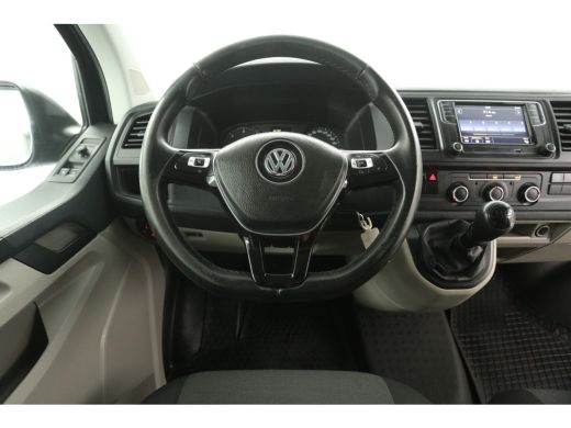 Volkswagen Transporter 2.0 TDI L2H1 Airco Cruise Carplay PDC 3 Persoons 20''LMV Trekhaak Elektrpakket ActivLease financial lease