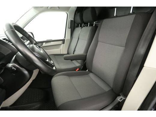 Volkswagen Transporter 2.0 TDI L2H1 Airco Cruise Carplay PDC 3 Persoons 20''LMV Trekhaak Elektrpakket ActivLease financial lease