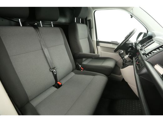 Volkswagen Transporter 2.0 TDI L2H1 Airco Cruise Carplay PDC 3 Persoons 20''LMV Trekhaak Elektrpakket ActivLease financial lease