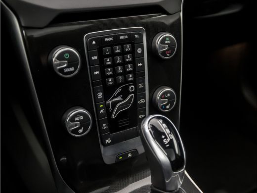 Volvo  V40 1.5 T2 Sport Automaat (PANORAMADAK, NAVIGATIE, CAMERA, GETINT GLAS, STOELVERWARMING, SPORTSTOELEN... ActivLease financial lease