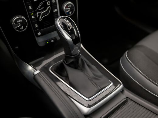 Volvo  V40 1.5 T2 Sport Automaat (PANORAMADAK, NAVIGATIE, CAMERA, GETINT GLAS, STOELVERWARMING, SPORTSTOELEN... ActivLease financial lease
