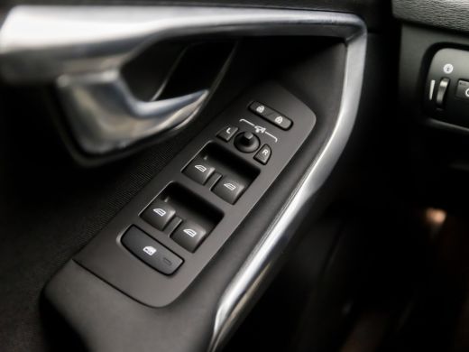 Volvo  V40 1.5 T2 Sport Automaat (PANORAMADAK, NAVIGATIE, CAMERA, GETINT GLAS, STOELVERWARMING, SPORTSTOELEN... ActivLease financial lease