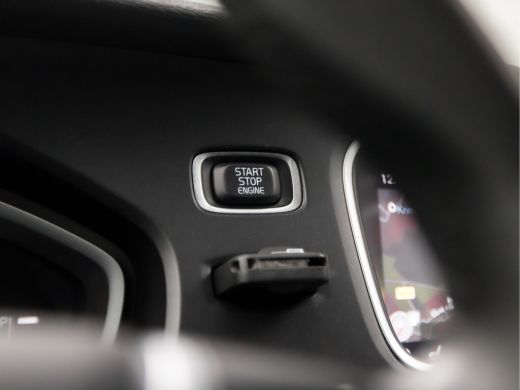 Volvo  V40 1.5 T2 Sport Automaat (PANORAMADAK, NAVIGATIE, CAMERA, GETINT GLAS, STOELVERWARMING, SPORTSTOELEN... ActivLease financial lease