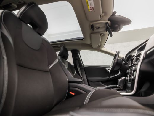 Volvo  V40 1.5 T2 Sport Automaat (PANORAMADAK, NAVIGATIE, CAMERA, GETINT GLAS, STOELVERWARMING, SPORTSTOELEN... ActivLease financial lease