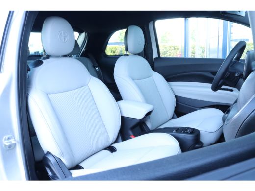 Fiat 500E Fiat Giorgio Armani Edition 42 kWh | Adaptieve Cruise | Pano | Camera | JBL Audio | Stoelverwarmi... ActivLease financial lease