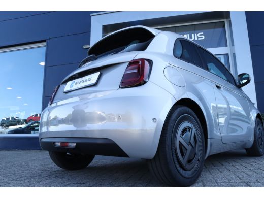 Fiat 500E Fiat Giorgio Armani Edition 42 kWh | Adaptieve Cruise | Pano | Camera | JBL Audio | Stoelverwarmi... ActivLease financial lease