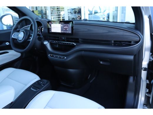 Fiat 500E Fiat Giorgio Armani Edition 42 kWh | Adaptieve Cruise | Pano | Camera | JBL Audio | Stoelverwarmi... ActivLease financial lease