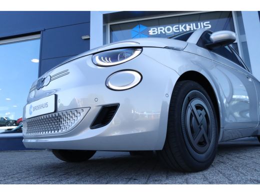 Fiat 500e Giorgio Armani Edition 42 kWh | Adaptieve Cruise | Pano | Camera | JBL Audio | Stoelverwarming | ... ActivLease financial lease