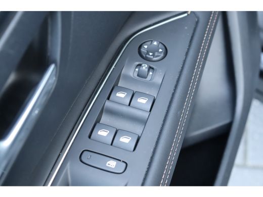 Peugeot 3008 Peugeot 1.2 PURETECH 130PK GT PACK AUTOMAAT / NAVI / LEDER / CLIMA / PDC / 19" LMV / CAMERA / BLA... ActivLease financial lease