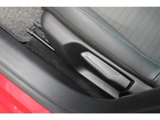 Peugeot 208 1.2 PureTech Allure | Automaat | Navi by app | Panoramadak | Parkeersensoren | Lichtmetaal | ActivLease financial lease