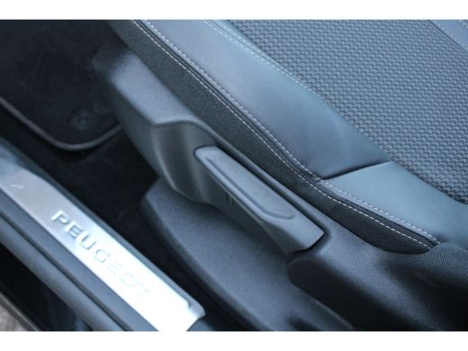 Peugeot 5008 Peugeot SUV 1.2 Hybrid GT | Automaat | Navigatie | Panorama/schuifdak | Black Pack | Focal | ActivLease financial lease