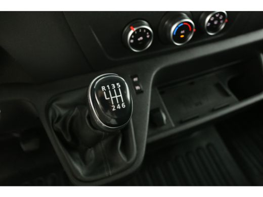 Renault Master T33 2.3 dCi 150 L2H2 150PK Airco Camera Cruise Trekhaak 3 Persoons PDC LED Elektrpakket ActivLease financial lease