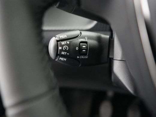 Peugeot 208 Peugeot Style | Dashboard en deurpanelen in kunststof met carboneffect | Elektrisch verstelbare e... ActivLease financial lease