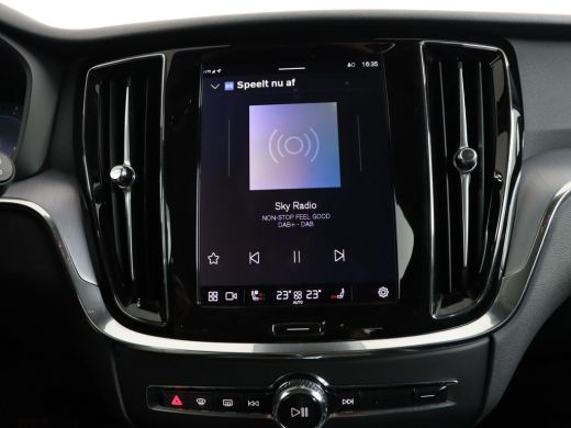 Volvo  V60 B3 Essential Edition | Stoel & stuurwielverwarming | Trekhaak | Parkassist camera | DAB+ | ActivLease financial lease