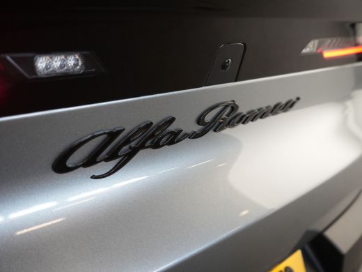 Alfa Romeo Junior Elettrica Speciale 54 kWh | Achteruitrijcamera | Airco (automatisch) | Apple Carplay/Android Auto... ActivLease financial lease