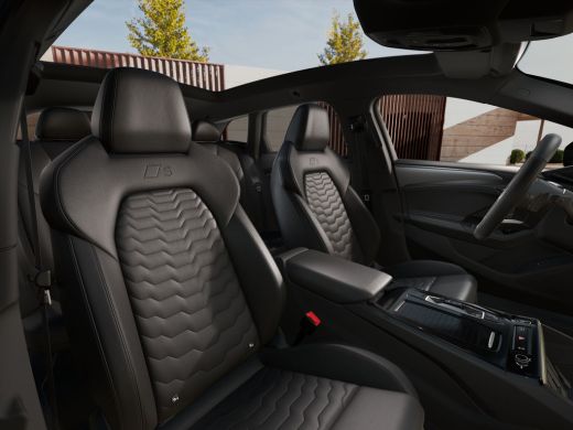 Audi A6 Avant e-tron Avant e-tron S edition 83 kWh Dit betreft een demo auto, informeer naar de beschikbaarheid ActivLease financial lease