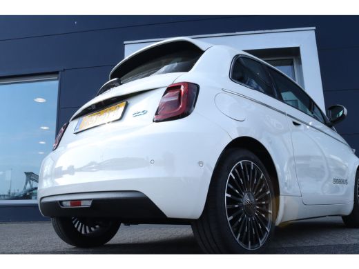 Fiat 500 Fiat La Prima 24 kWh | Adaptieve Cruise | Pano | Leder | Stoelverwarming | Camera | JBL Audio | N... ActivLease financial lease