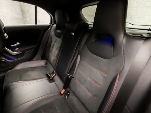 Mercedes A-Klasse 180 AMG Sport Automaat (APPLE CARPLAY, GROOT NAVI, SFEERVERLICHTING, CAMERA, LEDER/ALCANTARA, SPO... ActivLease financial lease