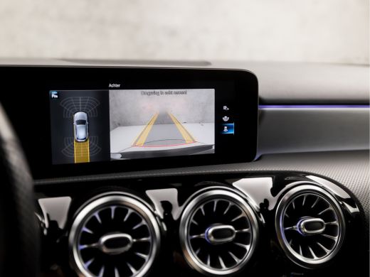 Mercedes A-Klasse 180 AMG Sport Automaat (APPLE CARPLAY, GROOT NAVI, SFEERVERLICHTING, CAMERA, LEDER/ALCANTARA, SPO... ActivLease financial lease