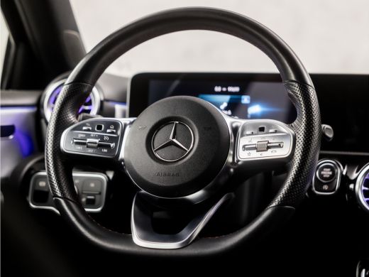 Mercedes A-Klasse 180 AMG Sport Automaat (APPLE CARPLAY, GROOT NAVI, SFEERVERLICHTING, CAMERA, LEDER/ALCANTARA, SPO... ActivLease financial lease