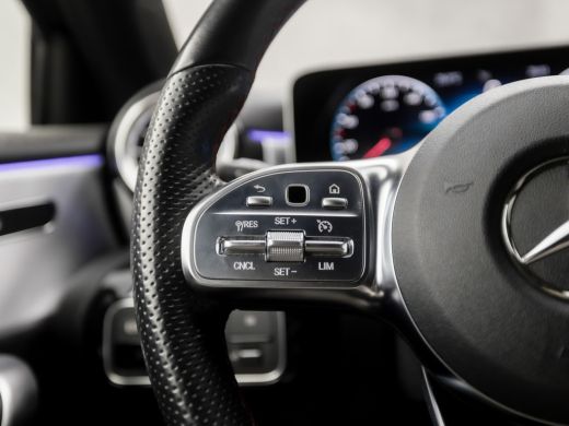 Mercedes A-Klasse 180 AMG Sport Automaat (APPLE CARPLAY, GROOT NAVI, SFEERVERLICHTING, CAMERA, LEDER/ALCANTARA, SPO... ActivLease financial lease