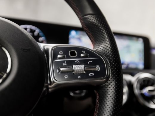 Mercedes A-Klasse 180 AMG Sport Automaat (APPLE CARPLAY, GROOT NAVI, SFEERVERLICHTING, CAMERA, LEDER/ALCANTARA, SPO... ActivLease financial lease