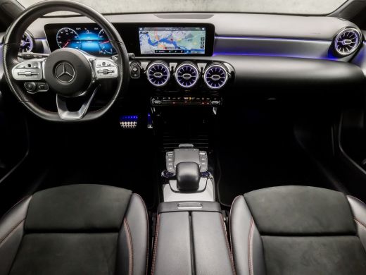 Mercedes A-Klasse 180 AMG Sport Automaat (APPLE CARPLAY, GROOT NAVI, SFEERVERLICHTING, CAMERA, LEDER/ALCANTARA, SPO... ActivLease financial lease
