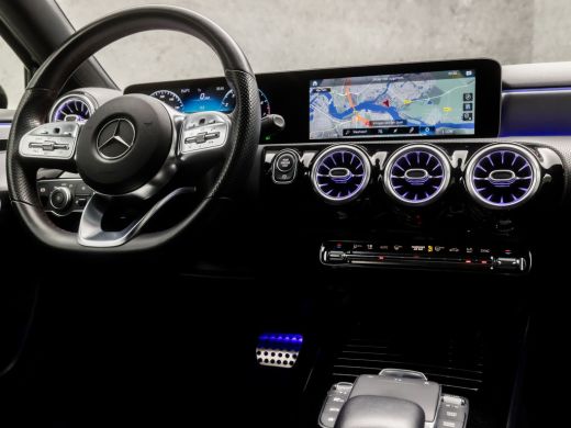 Mercedes A-Klasse 180 AMG Sport Automaat (APPLE CARPLAY, GROOT NAVI, SFEERVERLICHTING, CAMERA, LEDER/ALCANTARA, SPO... ActivLease financial lease