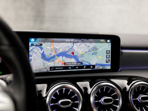 Mercedes A-Klasse 180 AMG Sport Automaat (APPLE CARPLAY, GROOT NAVI, SFEERVERLICHTING, CAMERA, LEDER/ALCANTARA, SPO... ActivLease financial lease