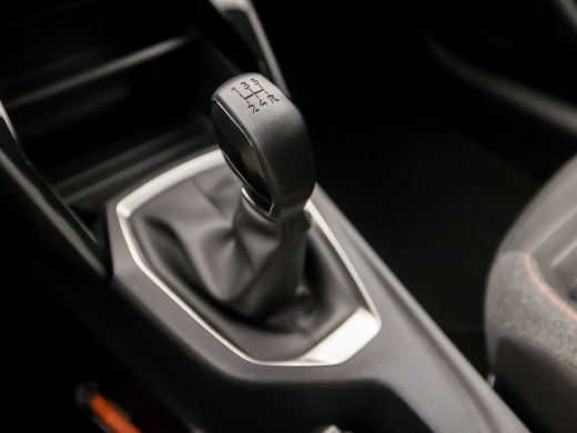 Peugeot 208 1.2 PureTech Sport (APPLE CARPLAY, GROOT NAVI, LED KOPLAMPEN, SPORTSTOELEN, CRUISE, LANE ASSIST, ... ActivLease financial lease