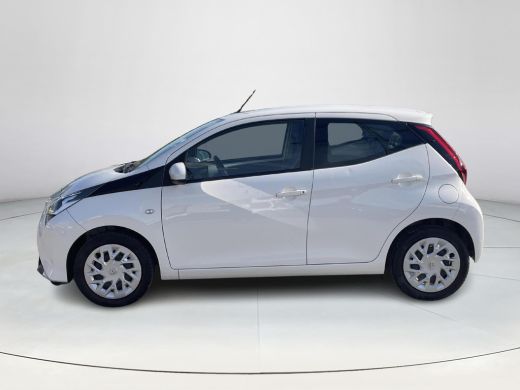 Toyota Aygo 1.0 VVT-i x-play **APPLE CARPLAY/ PARKEERCAMERA/ 36 MAANDEN GARANTIE** ActivLease financial lease