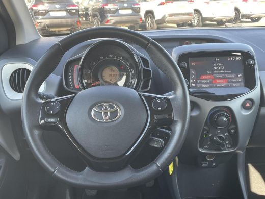 Toyota Aygo 1.0 VVT-i x-play **APPLE CARPLAY/ PARKEERCAMERA/ 36 MAANDEN GARANTIE** ActivLease financial lease
