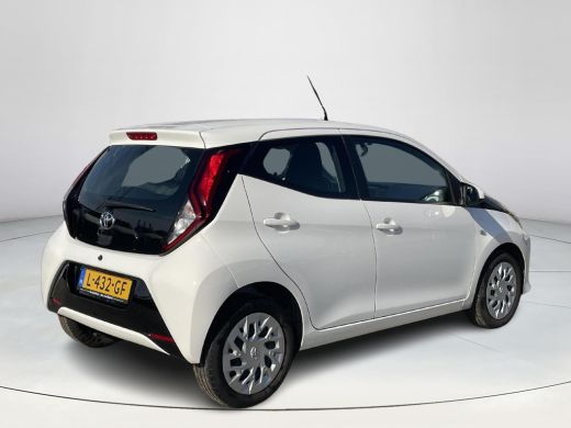 Toyota Aygo 1.0 VVT-i x-play **APPLE CARPLAY/ PARKEERCAMERA/ 36 MAANDEN GARANTIE** ActivLease financial lease