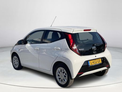 Toyota Aygo 1.0 VVT-i x-play **APPLE CARPLAY/ PARKEERCAMERA/ 36 MAANDEN GARANTIE** ActivLease financial lease